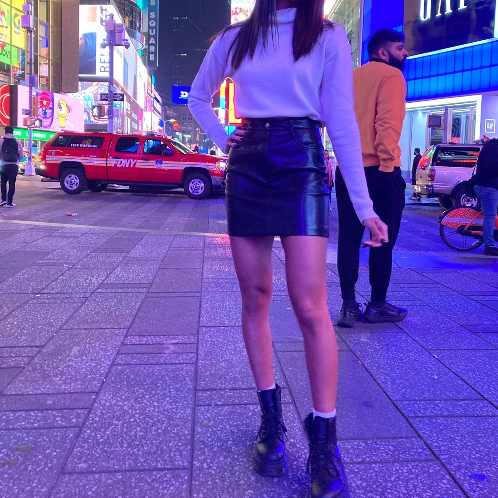 Aritzia Wilfred Chemistry Vegan Leather Black Mini High-Waisted Skirt